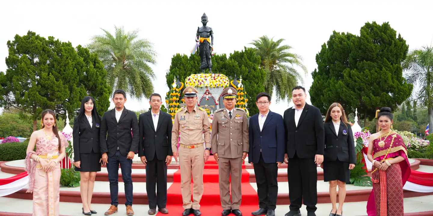 คณบดีคณะสถาปัตยกรรมศาสตร์และศิลปกรรมศาสตร์ เข้าร่วมพิธีสักการะพระอนุสาวรีย์พญางำเมือง เนื่องในวันคล้ายวันสถาปนา 