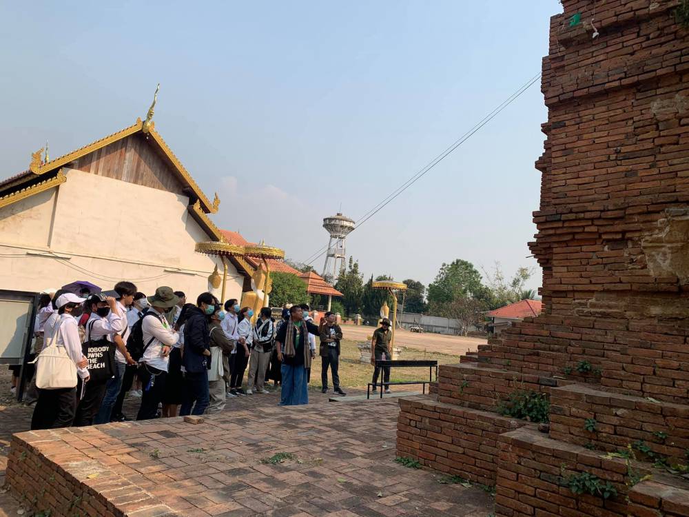 นิสิตชั้นปีที่ 1 สาขาสถาปัตยกรรมศาสตร์ มหาวิทยาลัยพะเยา และคณาจารย์ ศึกษาภูมิปัญญาและการใช้วัสดุปูนหมัก ณ วัดศรีปิงเมือง ตำบลลอ อ. จุน จังหวัดพะเยา