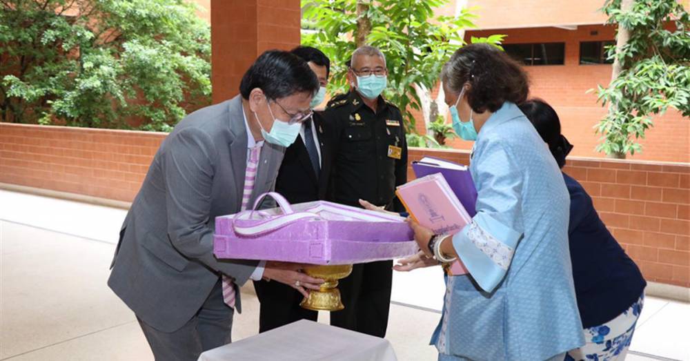 ศ.ดร.เอนก เหล่าธรรมทัศน์ รัฐมนตรีว่าการกระทรวงอุดมศึกษา วิทยาศาสตร์ วิจัย และนวัตกรรม ( อว.) ทูลเกล้าฯ ถวายผลงาน Re-Bag แก่สมเด็จพระกนิษฐาธิราชเจ้า กรมสมเด็จพระเทพรัตนราชสุดาฯ