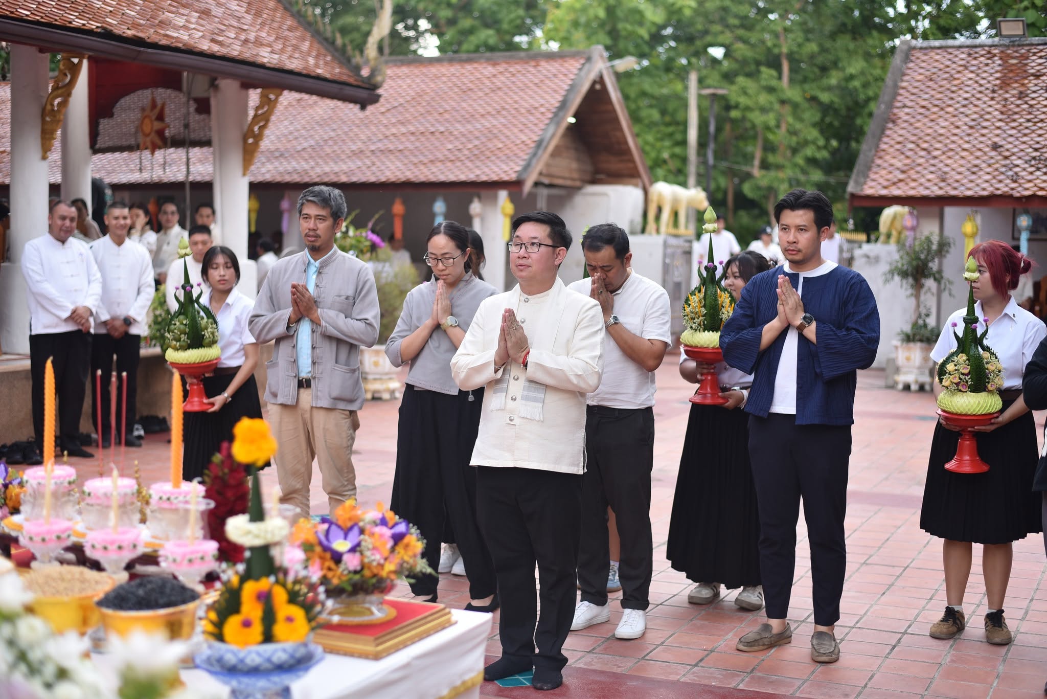 ตัวแทนนิสิตคณะสถาปัตยกรรมศาสตร์และศิลปกรรมศาสตร์ เข้าร่วม “ประเพณีแห่ผ้าห่มพระธาตุจอมทอง ครั้งที่ ๑๑”