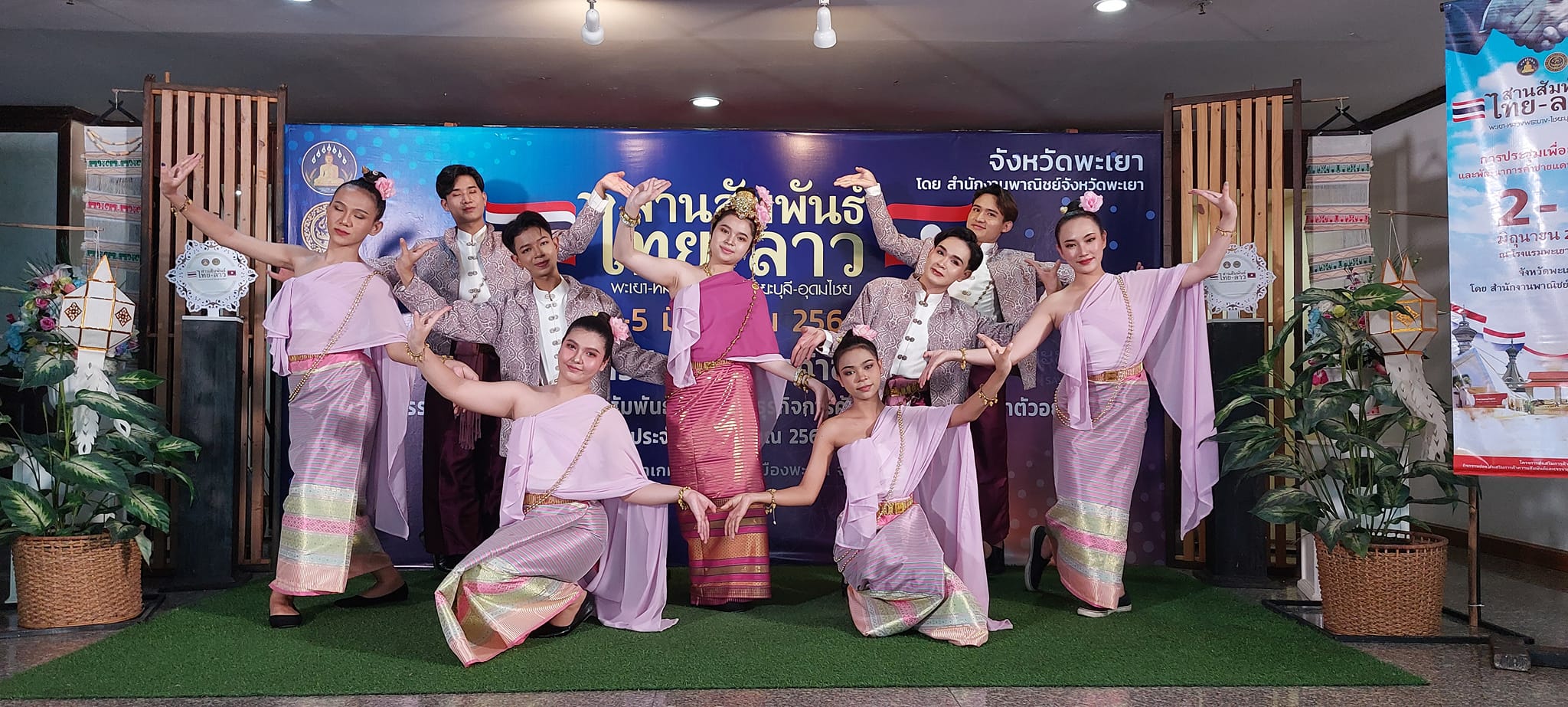 สาขาดนตรีและนาฏศิลป์  คณะสถาปัตยกรรมศาสตร์และศิลปกรรมศาสตร์  มหาวิทยาลัยพะเยา  นำเสนอการแสดงชุด พะเยาเมืองงามต้อนรับคณะผู้แทนจากแขวงไชยะบุลี / หลวงพระบาง/ อุดมไชย สปป.ลาว