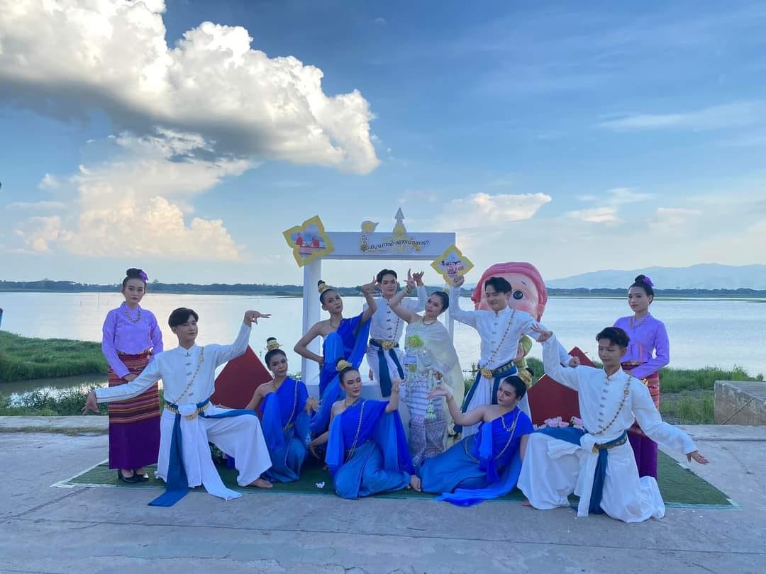 สาขาดนตรีและนาฏศิลป์ คณะสถาปัตยกรรมศาสตร์และศิลปกรรมศาสตร์  นำการแสดง ชุดพะเยาเมืองงาม ต้อนรับผู้มีเกียรติจากประเทศไทยและสปป.ลาว เข้าสู่งาน"งานเวียนเทียนทางนํ้ากลางกว๊านพะเยา ครั้งที่ 14