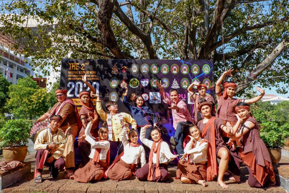 สาขาวิชาดนตรีและนาฏศิลป์ คณะสถาปัตยกรรมศาสตร์และศิลปกรรมศาสตร์ ม.พะเยา ได้เข้าร่วมการนำเสนอผลงานสร้างสรรค์ทางศิลปกรรมระดับชาติ “มหกรรมวัฒนธรรมท้องถิ่นร่วมสมัย” ครั้งที่ 2