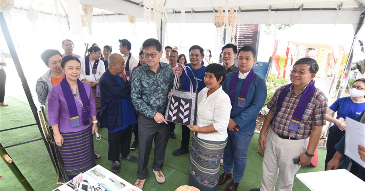 นิสิตสาขาศิลปะและการออกแบบ คณะสถาปัตยกรรมศาสตร์ฯ มหาวิทยาลัยพะเยาร่วมพัฒนาหัตถกรรมระดับชาติและนานาชาติ