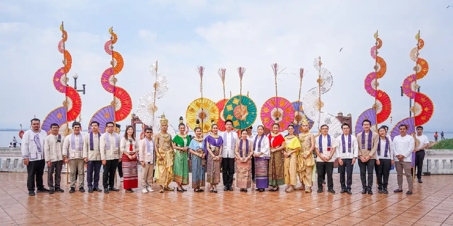 คณบดีและผู้บริหารร่วมพิธีเปิดขบวนเรือทางน้ำ พร้อมลงเรือขบวนทางน้ำ ณ ท่าเรือวัดติโลกอาราม