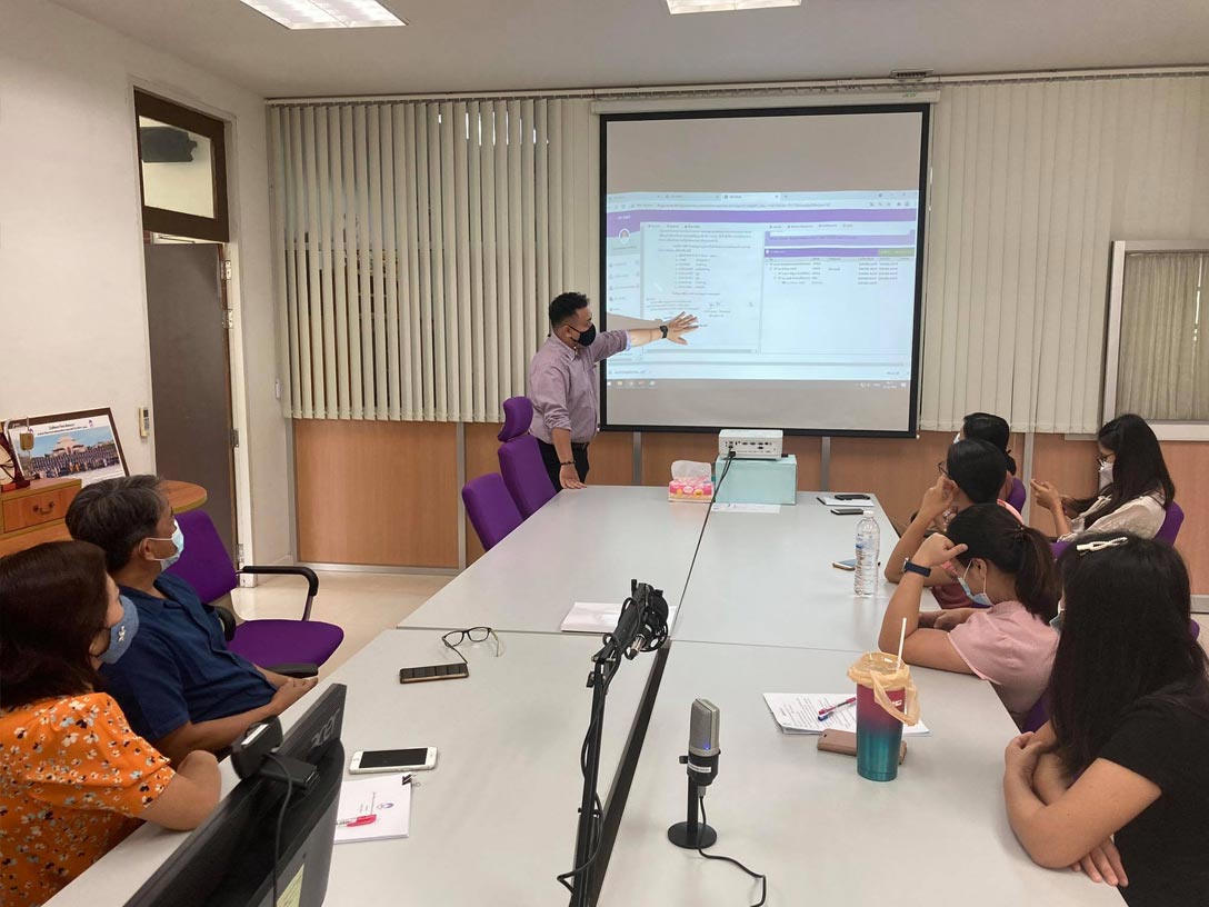 สำนักงานคณะฯ ได้มีการจัดประชุมให้ความรู้และพูดคุยเกี่ยวกับการใช้งานระบบ UP-DMS 