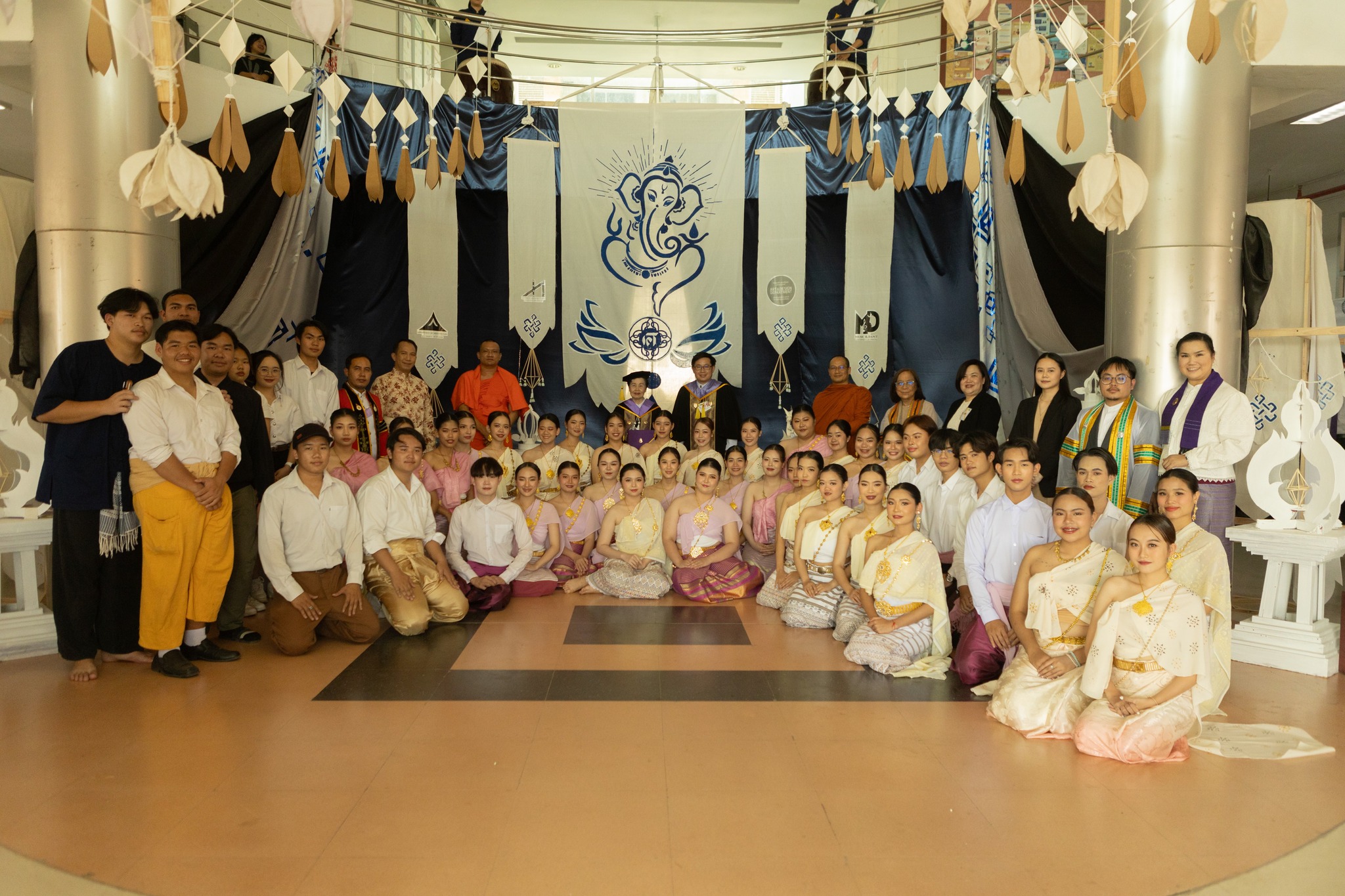 คณะสถาปัตยกรรมศาสตร์และศิลปกรรมศาสตร์ จัดงานมุทิตาจิตแม่ครูบัวเรียว รัตนมณีภรณ์ เนื่องในสภามหาวิทยาลัยพะเยาจึงได้อนุมัติให้ ปริญญาศิลปกรรมศาสตรดุษฎีบัณฑิตกิตติมศักดิ์ สาขาวิชาดนตรี