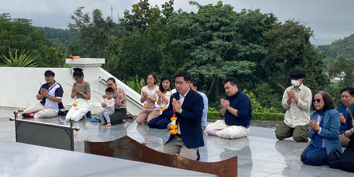 ผู้ช่วยศาสตราจารย์ ดร. อัมเรศ เทพมา คณบดี นำบุคลากรคณะกราบไหว้พระนาคปรกและพระนเรศวรมหาราชเนื่องด้วยได้รับการตั้งแต่งเป็นคณบดี