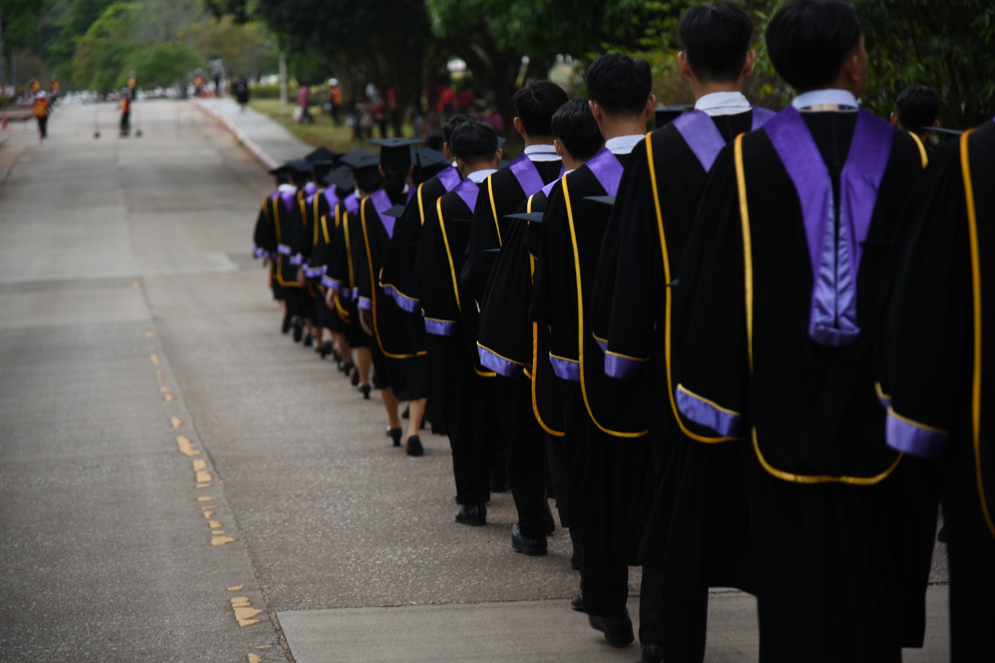 Graduates and lecturers take commemorative photos after the ceremony