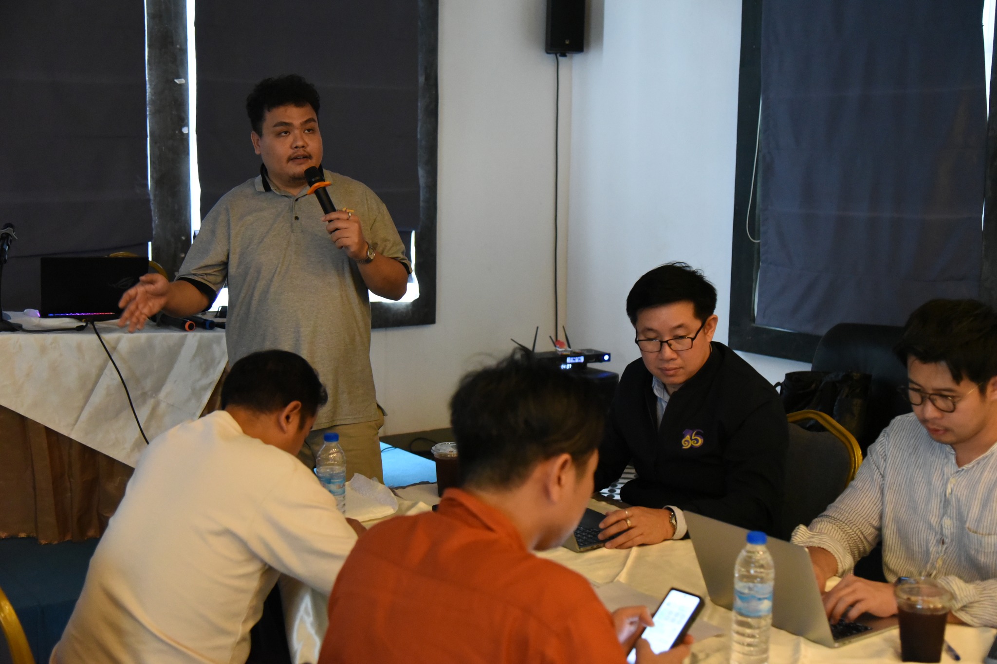 Participants exchange ideas on management and organizational development